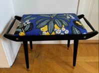 En totalrenoverad pianopall  tapetserad med Svenskt Tenntyg