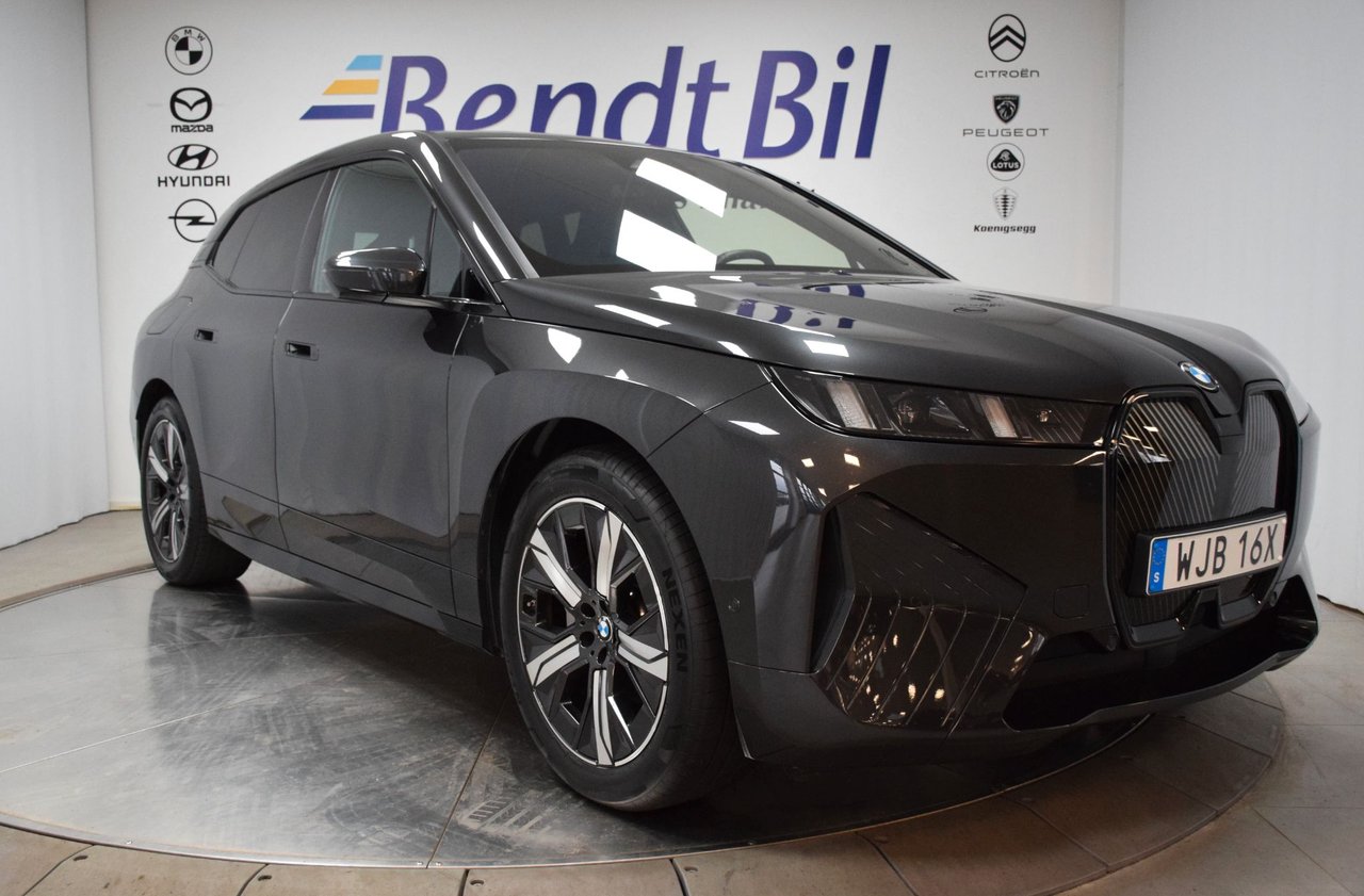 BMW iX xDrive45 | Charged Edi...