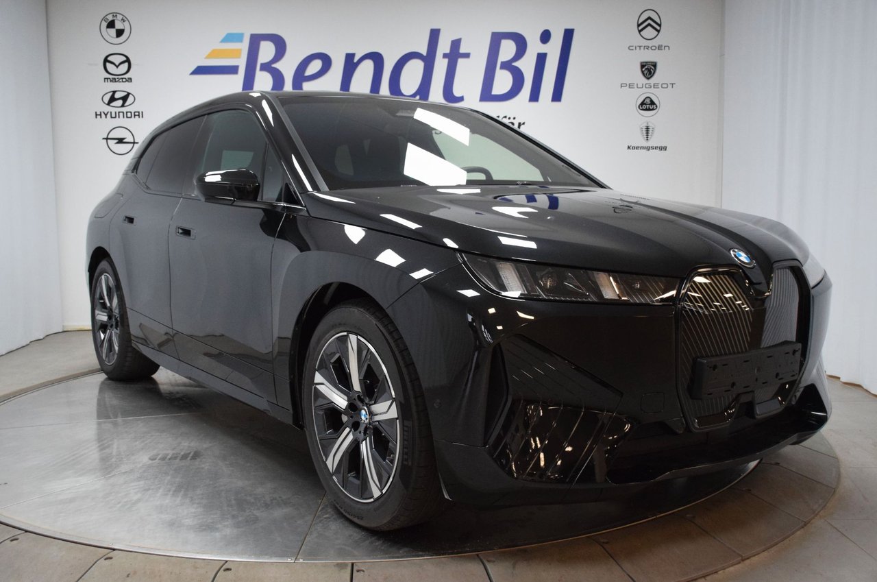 BMW iX xDrive60 | Charged Edi...