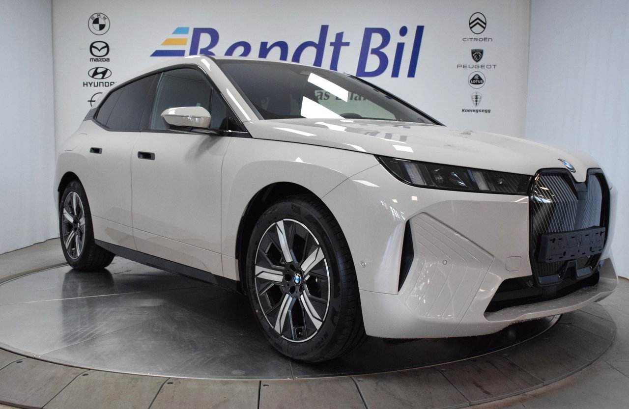 BMW iX xDrive45 | Charged Edi...