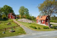 Två hus på bondgård på landet på det småländska höglandet