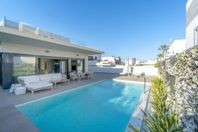 Modern lyxvilla 300 m från stranden
