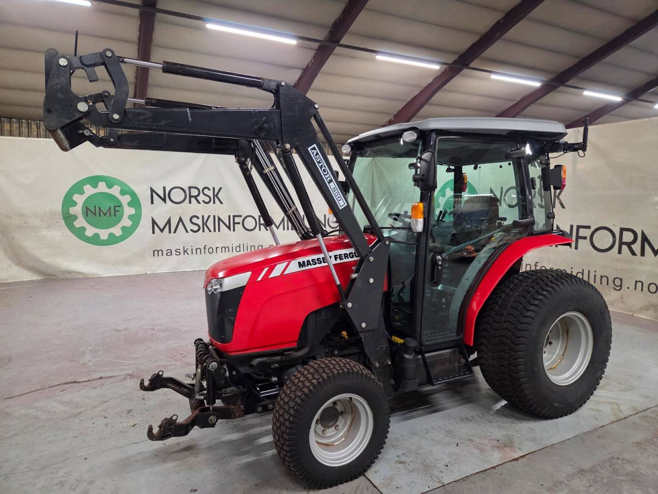 Massey Ferguson 1747 m/Laster...