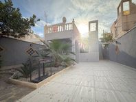 Renoverad fristående villa i Torrevieja med garage till salu