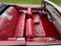 Cadillac De Ville Convertible  TRIPPELRÖD SKÖNHETSDROTTNING!