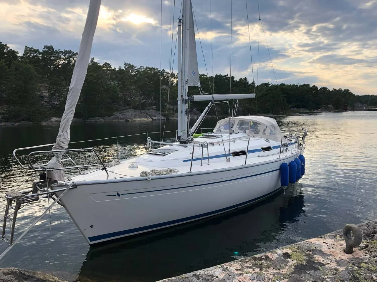 Bavaria 37 2001 med 3 cabiner image