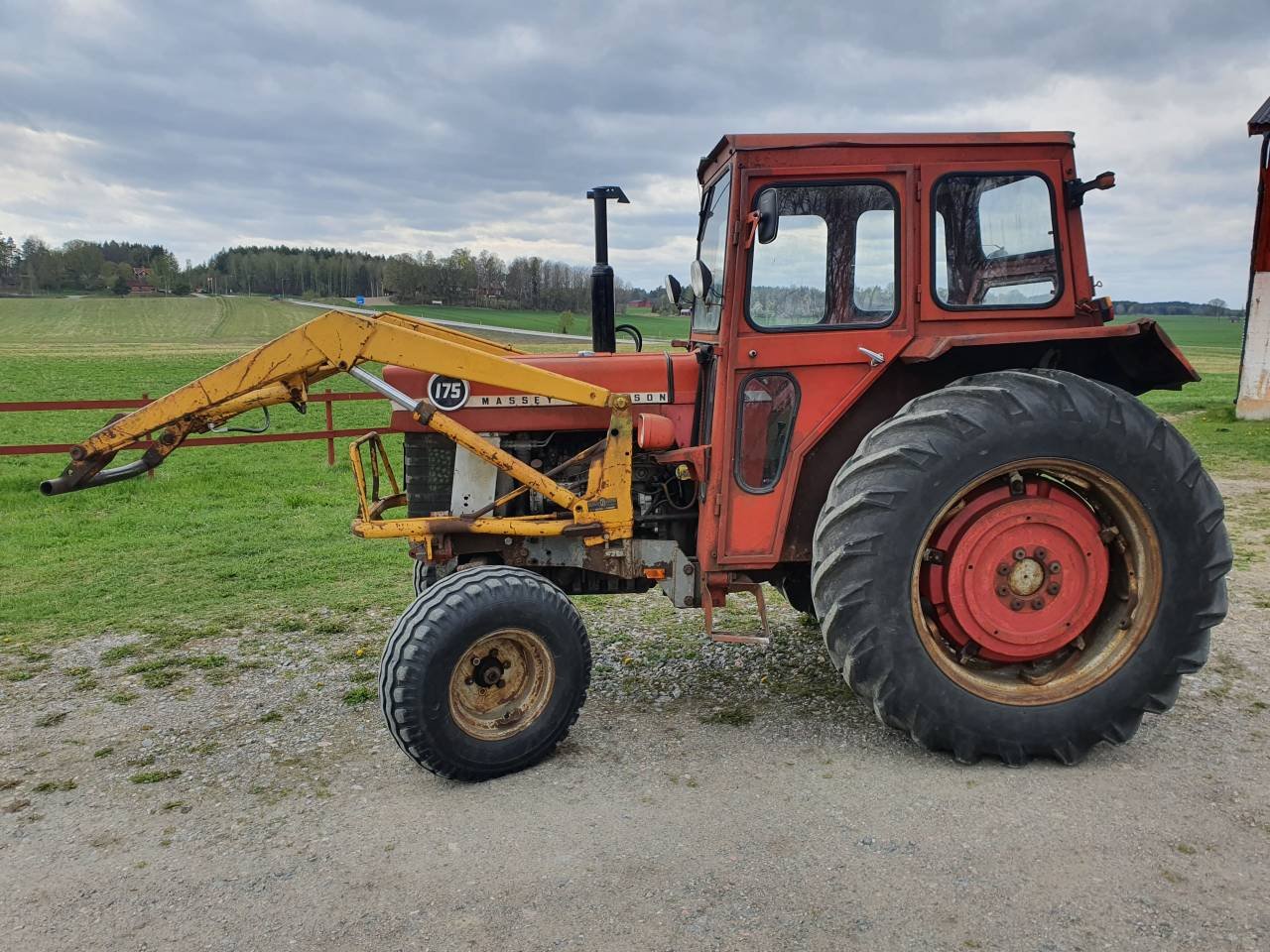 Gårdstraktor ; Massey Ferguso...