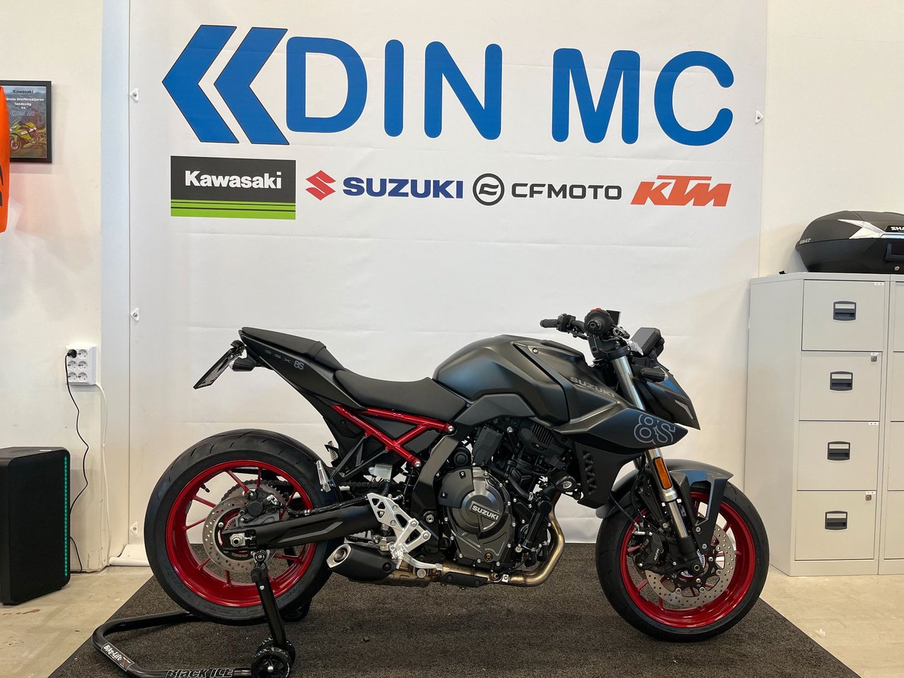 Suzuki GSX-8S "DinMC Edition"