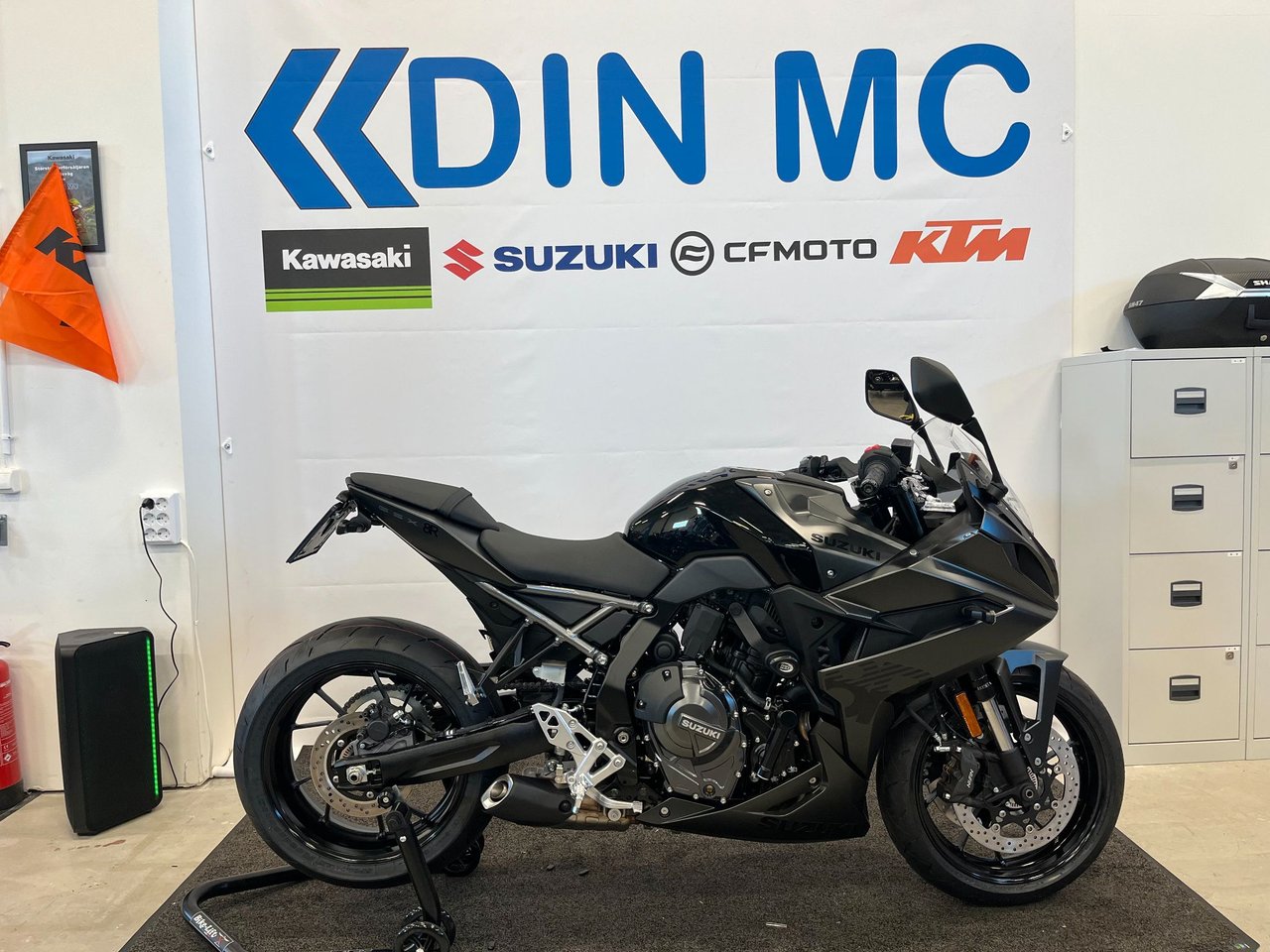 Suzuki GSX-8R "DinMC Edition"