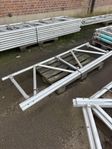 Begagnade väderskyddsdetaljer HAKI byggnadsställningar