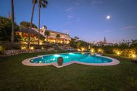 Rymlig villa med havsutsikt nära stranden i Elviria Marbella