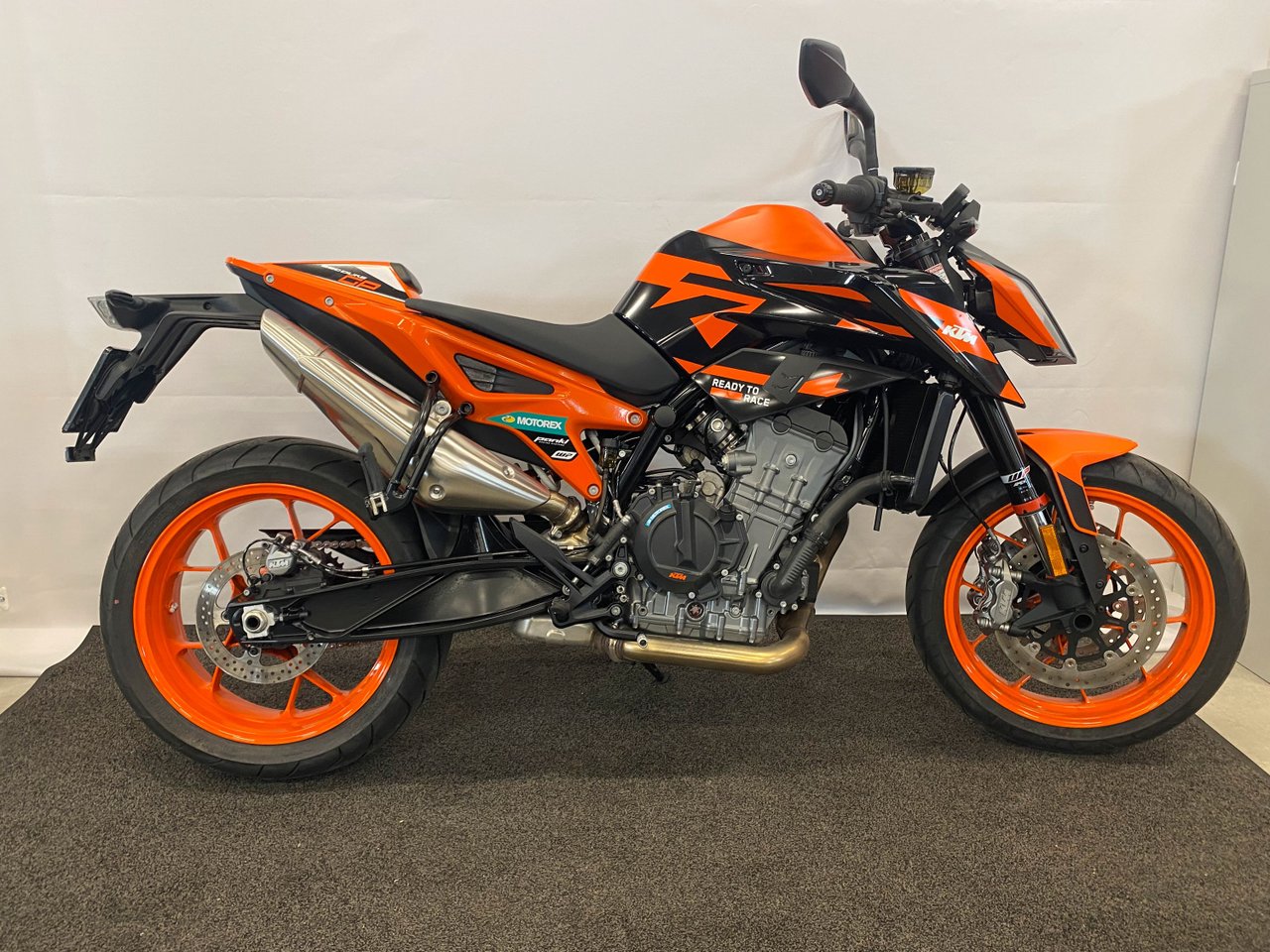 KTM 890 Duke GP "låga mil nys...