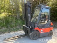 Truck Toyota 7FBJ35 med gaffelspridning och f