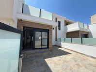 Nybyggd parhusduplex med pool och jacuzzi i San Pedro del Pi