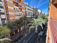 Lägenhet med balkong nära saluhallen i centrala Alicante