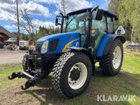 Traktor New Holland T5050 med snöblad och san