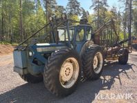 Traktor Ford County F4 med Skogsvagn