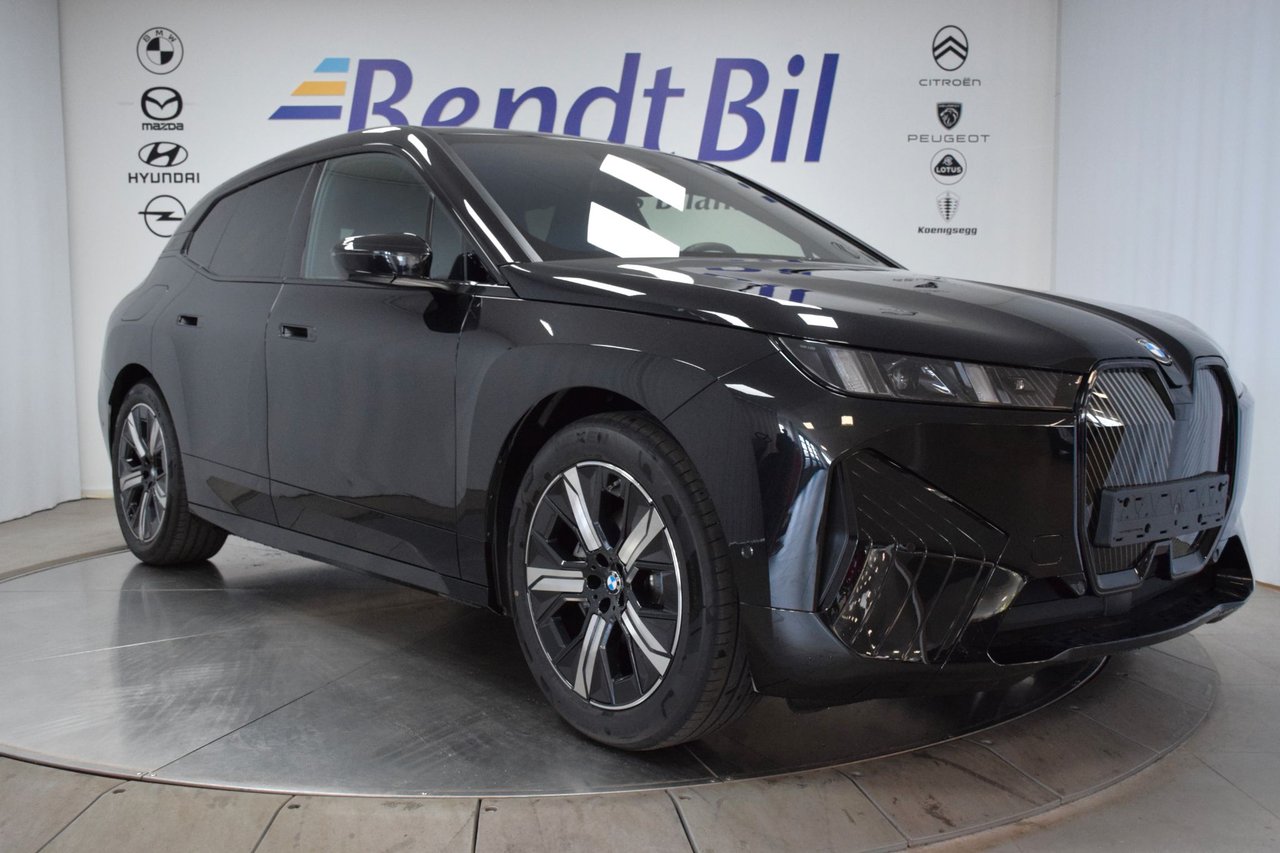 BMW iX xDrive45 | Charged Edi...