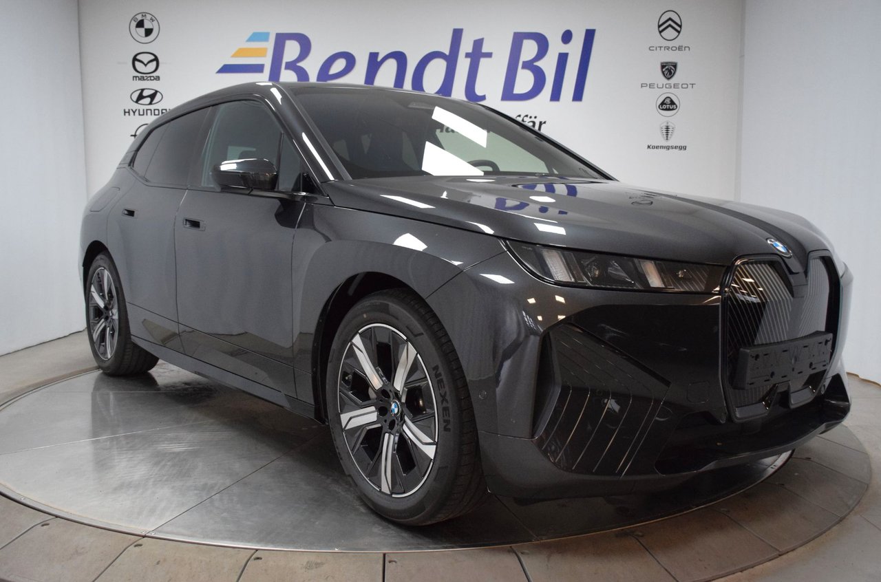 BMW iX xDrive45 | Charged Edi...