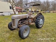 Traktor Massey Ferguson Grålle Med Plog