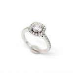 Ring i 18K vitguld med diamanter, halo-design (1,53ctv)