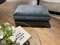 KAP Stor fotpall/puff i sammet, showroom-ex - Sweef Valen