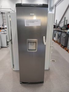 Kyl 180 cm högt och vattendispenser i dörren.
