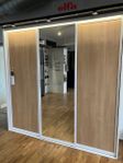 Skjutdörrsgarderob Elfa Forma Sensible Oak/spegel