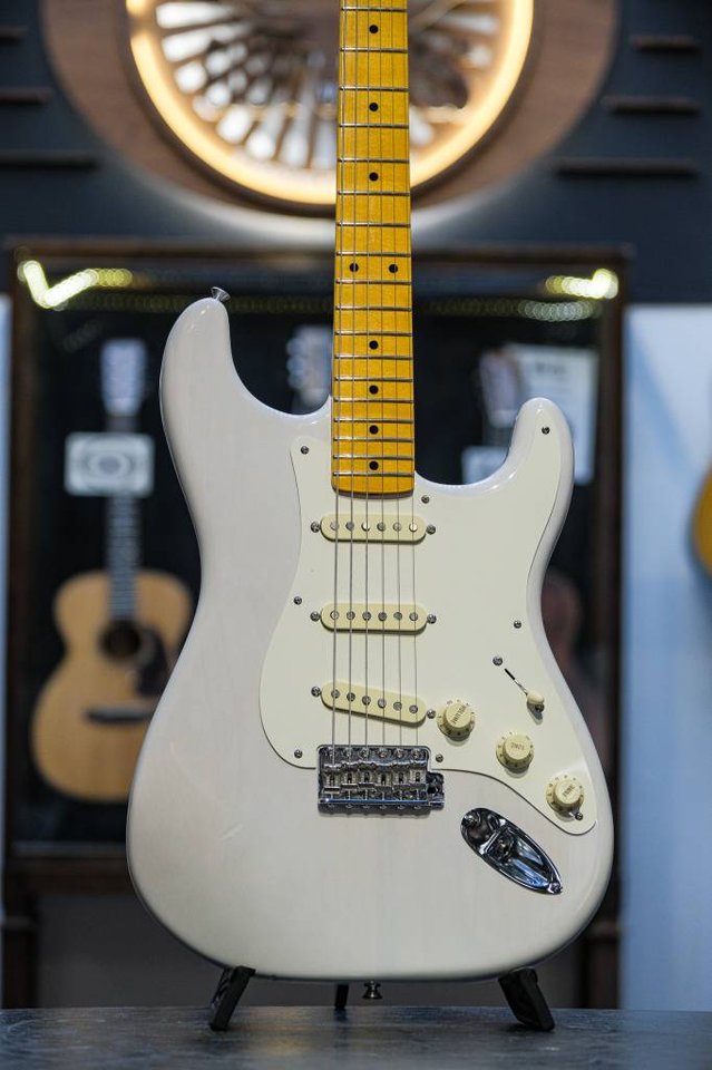 2021 Fender Eric Johnson Stra...