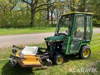Trädgårdstraktor John Deere 332 med hytt och