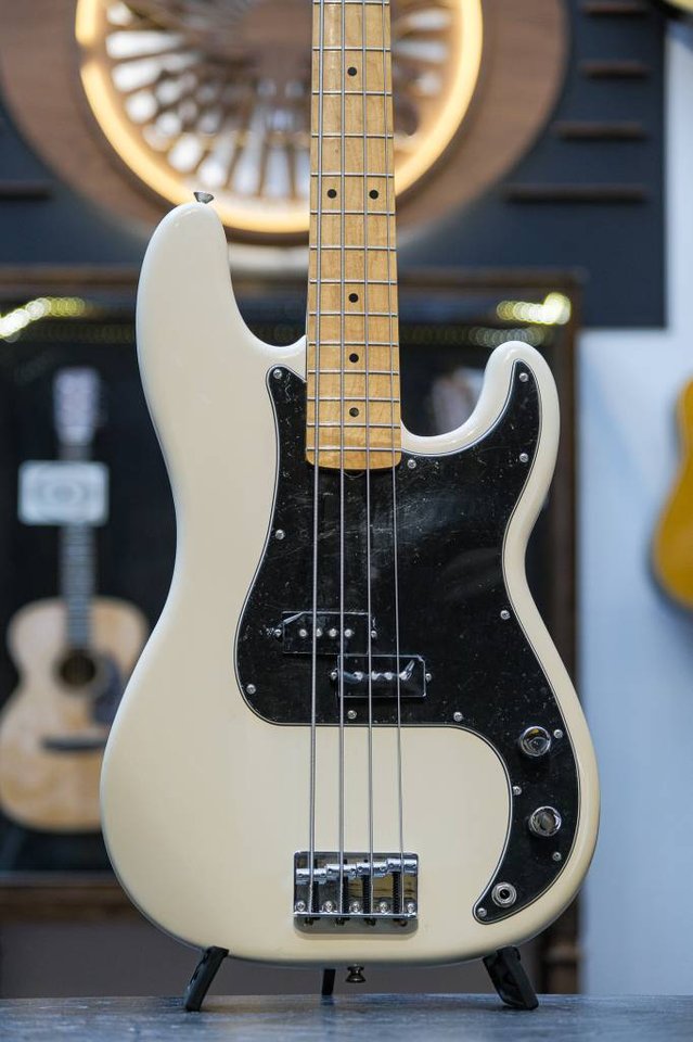2015 Fender Dee Dee Ramone Ar...