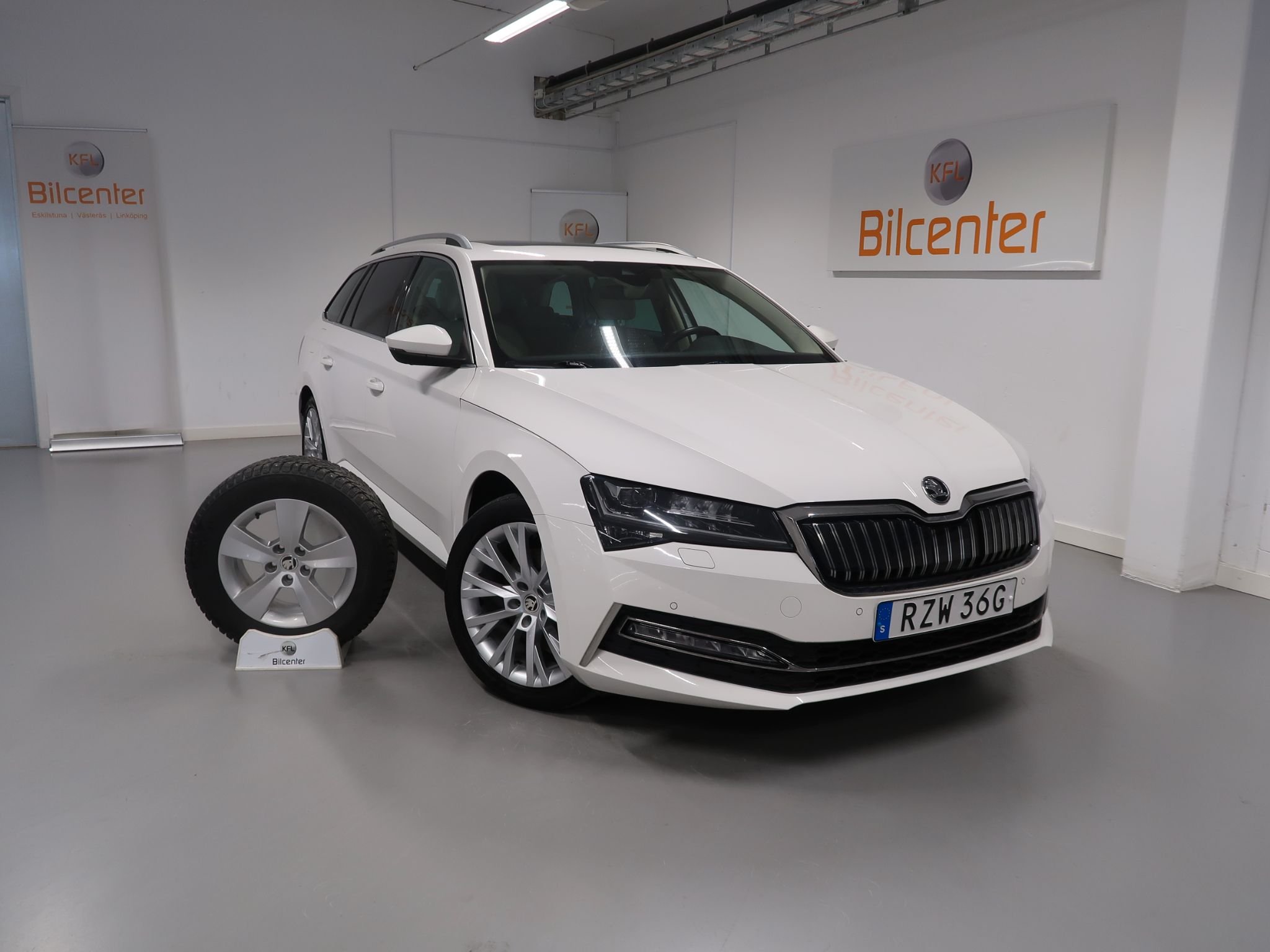 Škoda Superb iV Combi 1.4 Plug-in Hybrid DSG Sequential, 218hp, 2020