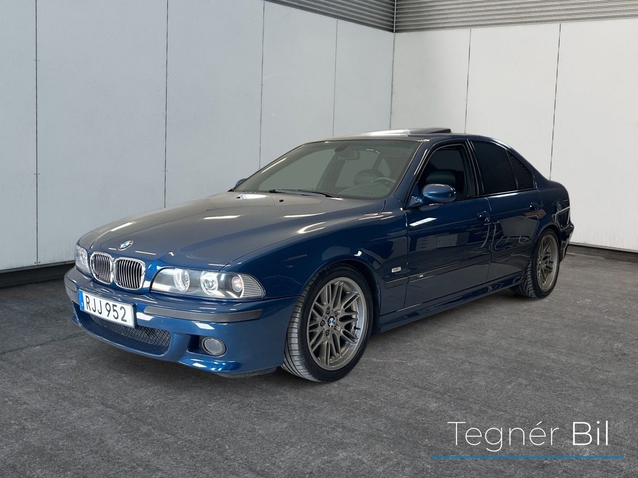 BMW M5 E39 Sedan Individual T...