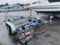Tikitreiler 2000 BT bromsad 80 km/h båttrailer - Demokörd