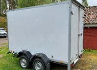 På väg in: Brenderup skåp 7300TB välvårdat. Totalv 1600 kg