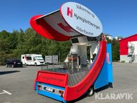 Eventvagn med rostfria bänkar, skärmar i tak, kylskåp, elver