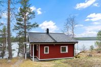 Fint fritidshus med 1 970 kvm friköpt strandtomt.