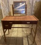 Härligt sminkbord / skrivbord i teak