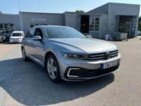 Volkswagen Passat Sportscombi GTE varnar för sos samtal
