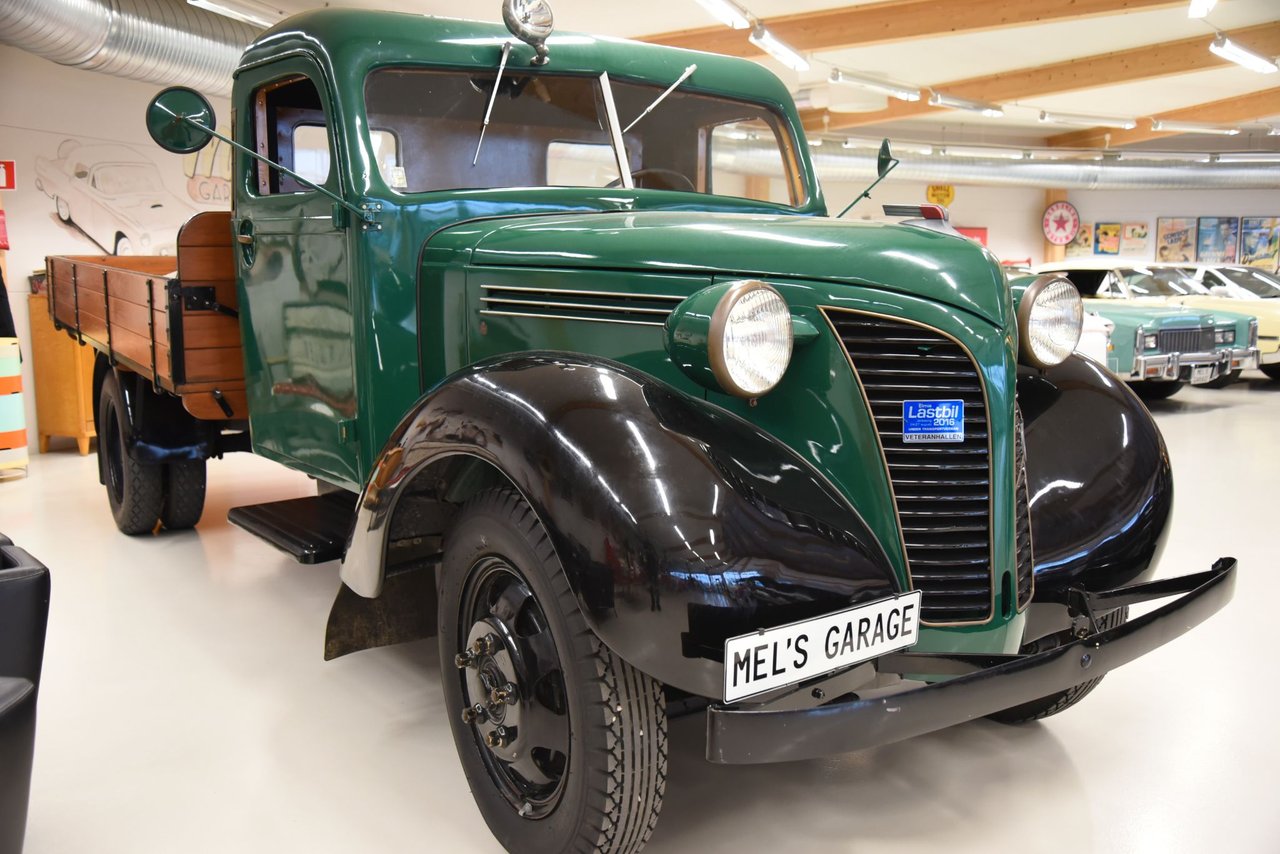 Volvo LV112 Flakbil i ett myc...