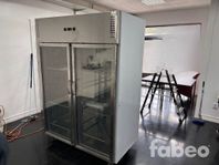Dubbelkylskåp med glasdörrar på hjul (96786)