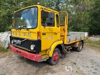 Flakbil Volvo F408 med kran