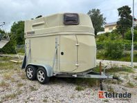 Hästtransport med sadelkammare