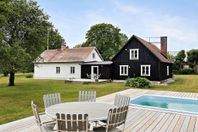 Nyrenoverad gård med tre terasser och egen pool!