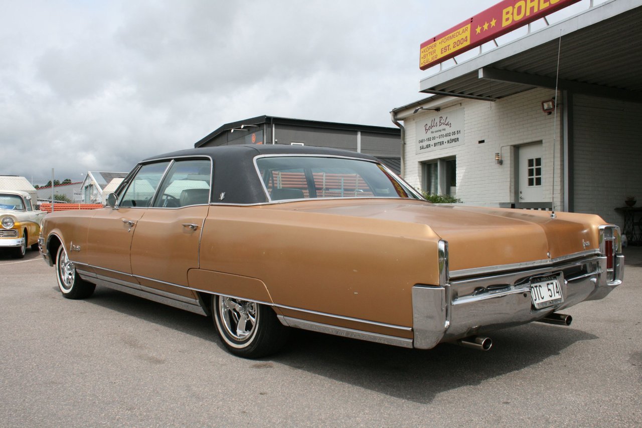 Oldsmobile Ninety-Eight Luxur...