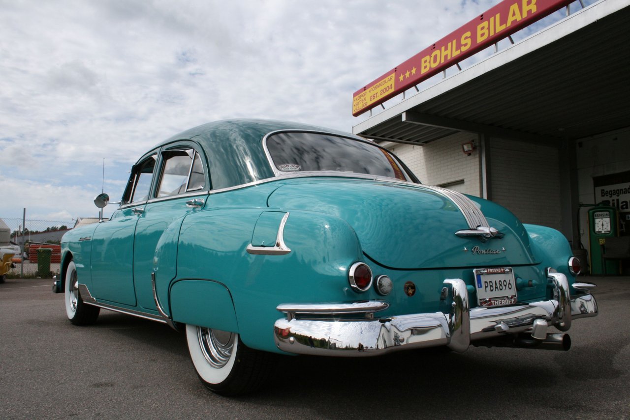 Pontiac Chieftain Silver Stre...