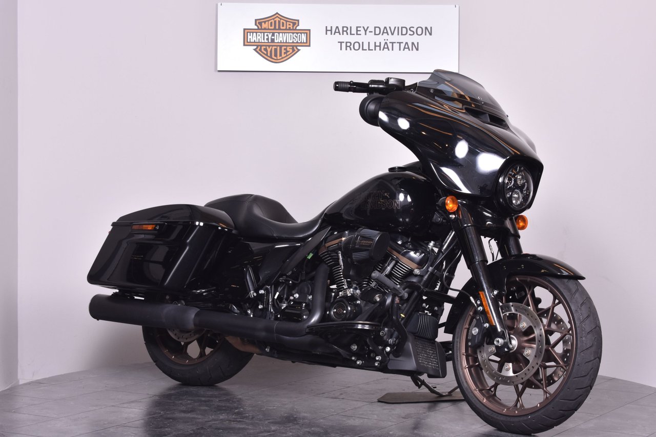 Harley-Davidson FLHXST STREET...