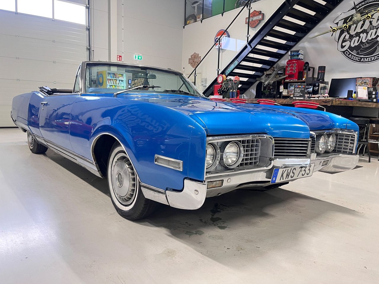 Oldsmobile Ninety-Eight Cab 7...