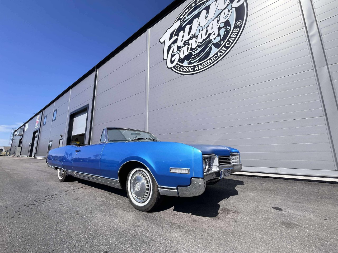 Oldsmobile Ninety-Eight Cab 7...