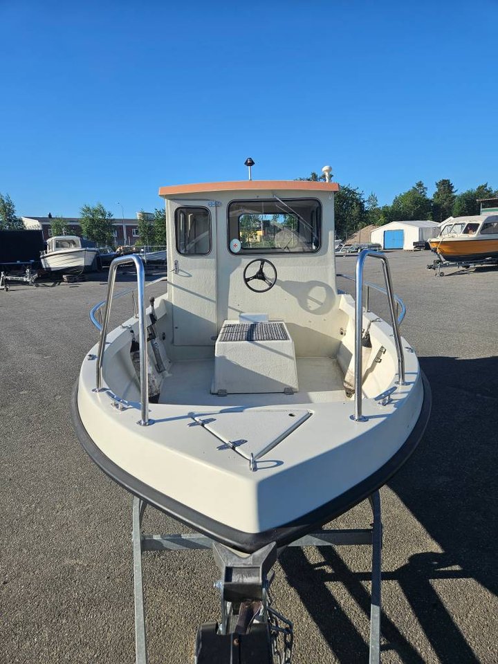 Hytt båt med Yanmar diesel